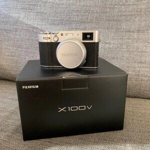 Fujifilm X100V – Silver – Compact Premium Camera in Great Condition